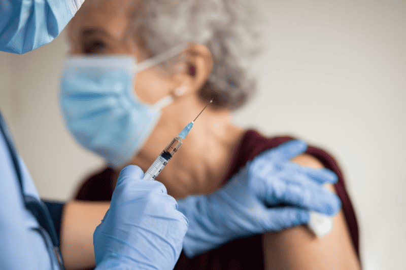 קשישים לא מחוסנים - חשיבות מתן חיסונים לקשישים לשמירה על בריאותם