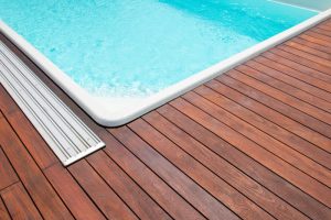 מעצבים את הבריכה - למה דק לבריכה הוא הבחירה הנכונה לקיץ הקרוב?